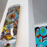 ...e su una vi � appeso uno skateboard �Santa Cruz� sul quale sono state aggiunte le lancette per farne un orologio